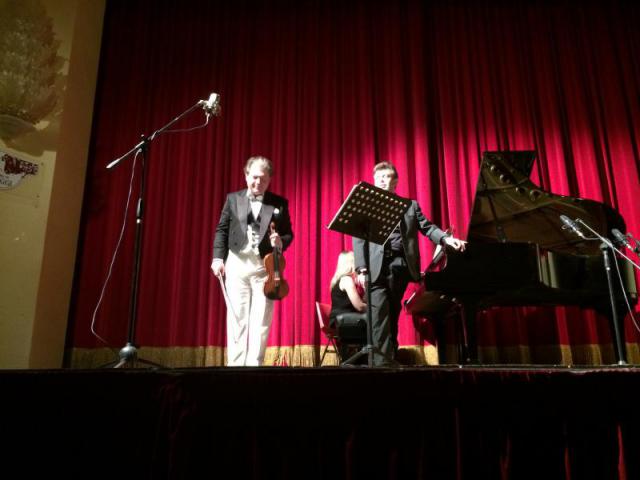 il Duo Cihat Askin - Roberto Issoglio durante l'esecuzione del 'Valzer sentimentale' del M° Francesco Marino